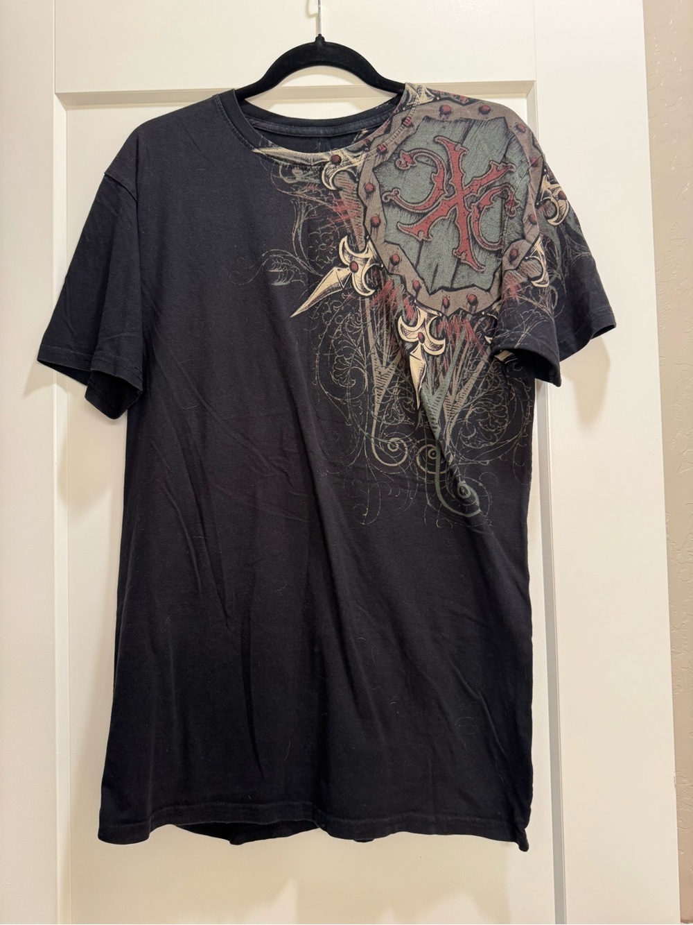 Men's Black Short-Sleeve Graphic Tee with Red Crest Detail